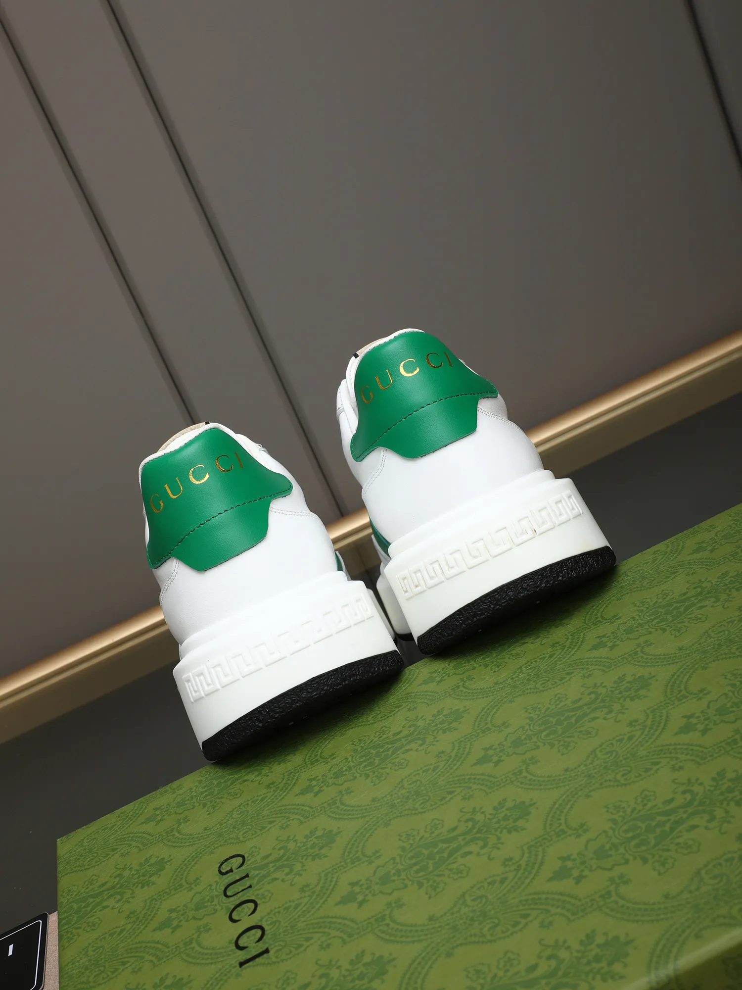 Men's shoes 💰480 New men's shoes GUCCI Fashion trend Made of first-layer calfskin ➕ washed sheep lining! The foot feels super comfortable and the workmanship is impeccable. Foam ultra-light outsole, size: 38-44 (45 customized) 3 colors to choose from!